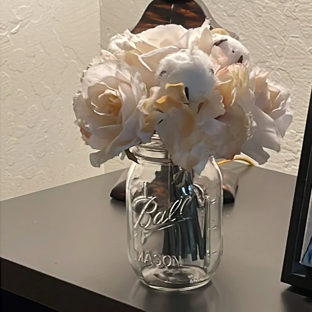 Small faux floral bouquet, NWT